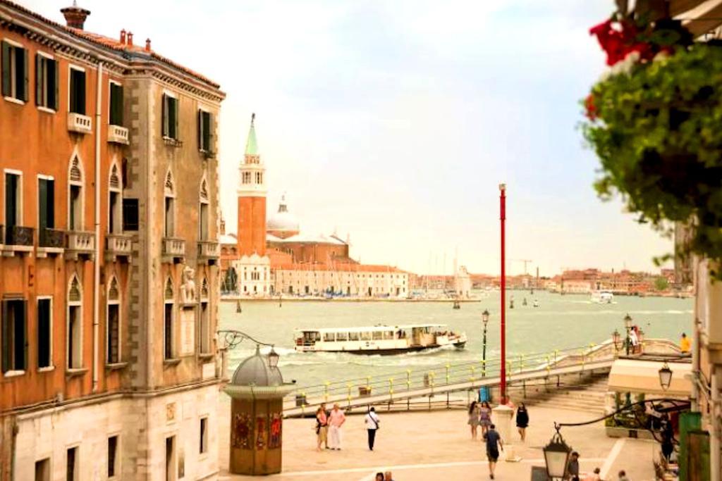 Biennale Apt Balcony Venice Exterior photo
